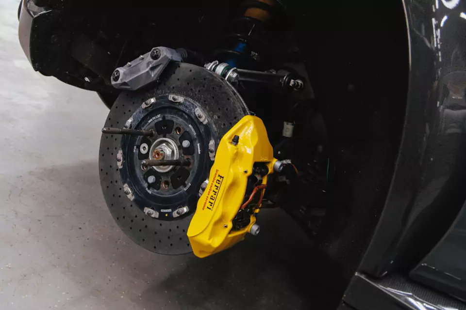 Фирменный шиномонтаж на стендах Hunter для Ferrari Purosangue